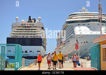 Die Kreuzfahrtschiffe Regal Princess und Celebrity Summit ankerten im Hafen, während Passagiere auf der Insel ausschifften und einen schönen Tag genießen möchten. Stockfoto