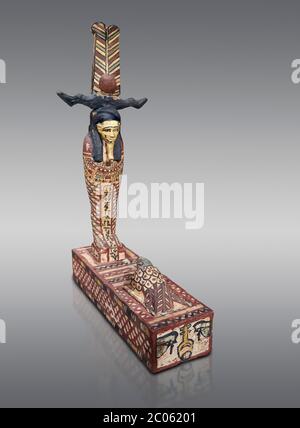 Alte ägyptische Holzstatue von Ptah Sokar Osiris, Ptolemäische Periode (332-30 BC), Asyut. Ägyptisches Museum, Turin. Cat 9481. Grauer Hintergrund. Stockfoto