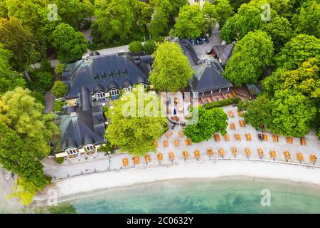 Biergarten und Restaurant Seehaus am Kleinhesseloher See, englischer Garten, München, Luftaufnahme, Oberbayern, Bayern, Deutschland Stockfoto