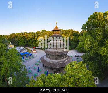 Chinesischer Turm mit Biergarten, englischer Garten, München, Luftbild, Oberbayern, Bayern, Deutschland Stockfoto