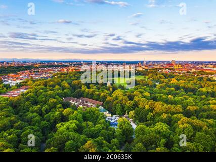 Englischer Garten mit Economy-Gebäude, Biergarten am Chinesischen Turm und Monopteros, Blick über die Innenstadt im Morgenlicht, München, Luftaufnahme Stockfoto