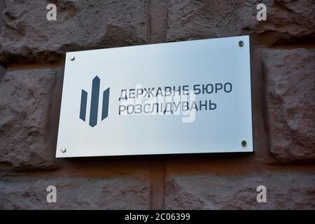 Kiew, Ukraine. Juni 2020. Staatliches Untersuchungsbüro Schild an der Fassade eines Gebäudes in Kiew (Foto: Aleksandr Gusev/Pacific Press) Quelle: Pacific Press Agency/Alamy Live News Stockfoto