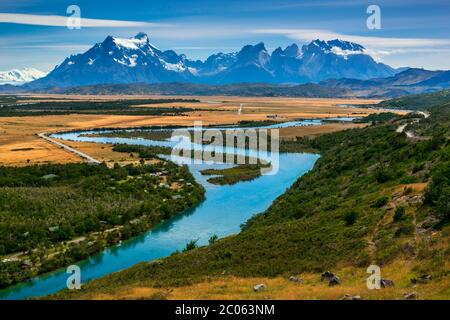 Blick auf die Cuernos del Paine-Gebirgskette über den Rio Serrano, Nationalpark Torres del Paine, Region de Magallanes y de la Antarktis Stockfoto