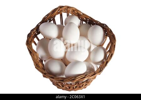 Hühner Eier in einem Korb im Studio auf weiß geschossen Stockfoto