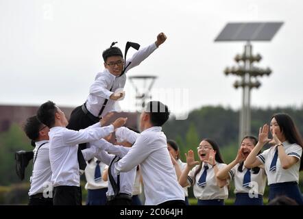 Nanchang, Chinas Provinz Jiangxi. Juni 2020. Studenten posieren für ein Abschlussfoto an der Nanchang Universität in Nanchang, Ostchina Provinz Jiangxi, 10. Juni 2020. Kredit: Peng Zhaozhi/Xinhua/Alamy Live News Stockfoto