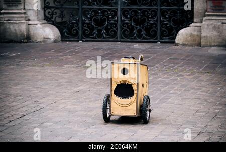 Lustige selbstgemachte Trolley des großen italienischen Künstlers Claudio Mutazzi auf dem STRAMU, das eines der größten Street Art and Music Festival in Europa ist Stockfoto