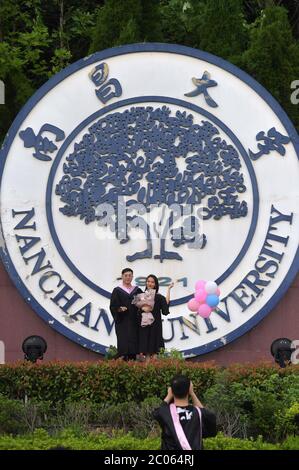 Nanchang, Chinas Provinz Jiangxi. Juni 2020. Studenten posieren für ein Abschlussfoto an der Nanchang Universität in Nanchang, Ostchina Provinz Jiangxi, 10. Juni 2020. Kredit: Peng Zhaozhi/Xinhua/Alamy Live News Stockfoto