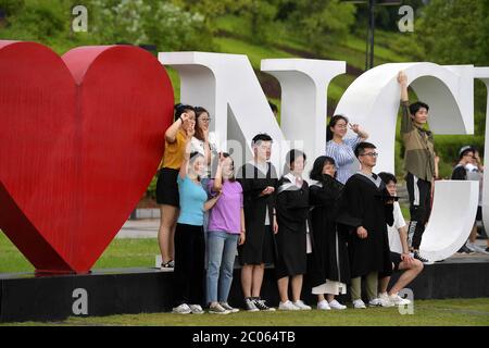 Nanchang, Chinas Provinz Jiangxi. Juni 2020. Studenten posieren für ein Abschlussfoto an der Nanchang Universität in Nanchang, Ostchina Provinz Jiangxi, 10. Juni 2020. Kredit: Peng Zhaozhi/Xinhua/Alamy Live News Stockfoto