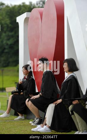 Nanchang, Chinas Provinz Jiangxi. Juni 2020. Studenten posieren für ein Abschlussfoto an der Nanchang Universität in Nanchang, Ostchina Provinz Jiangxi, 10. Juni 2020. Kredit: Peng Zhaozhi/Xinhua/Alamy Live News Stockfoto