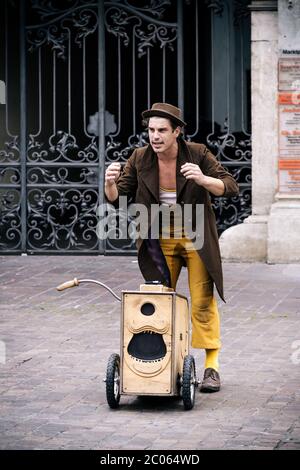 Lustige Performance des großen italienischen Künstlers Claudio Mutazzi beim STRAMU, einem der größten Street Art und Music Festival in Europa. Stockfoto