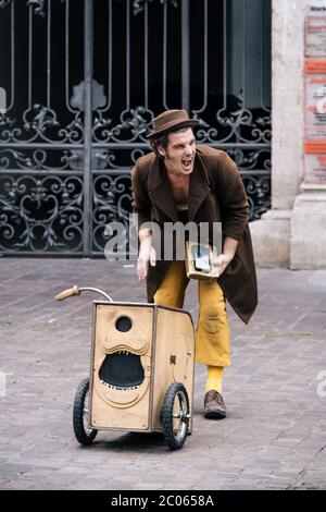 Lustige Performance des großen italienischen Künstlers Claudio Mutazzi beim STRAMU, einem der größten Street Art und Music Festival in Europa. Stockfoto