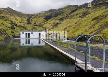 Seljavallalaug, Freibad mit Thermalquelle im Hochland, Seljavellir, in der Nähe von Skógar, Suðurland, Sudurland, Südisland, Island, Europa