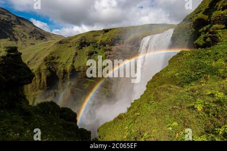 Regenbogen vor dem großen Wasserfall Skógafoss, Skogafoss, Skogar, Ring Road, Sudurland, Südisland, Island, Europa Stockfoto