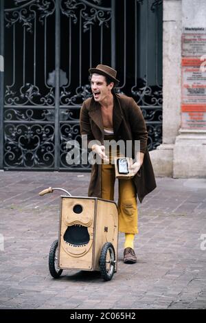 Lustige Performance des großen italienischen Künstlers Claudio Mutazzi beim STRAMU, einem der größten Street Art und Music Festival in Europa. Stockfoto