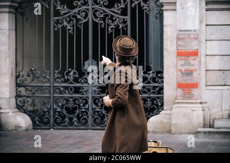 Lustige Performance des großen italienischen Künstlers Claudio Mutazzi beim STRAMU, einem der größten Street Art und Music Festival in Europa. Stockfoto