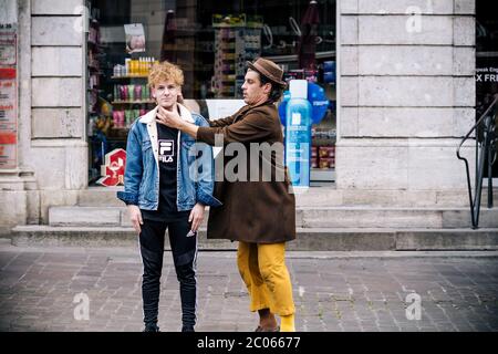 Lustige Performance des großen italienischen Künstlers Claudio Mutazzi beim STRAMU, einem der größten Street Art und Music Festival in Europa. Stockfoto