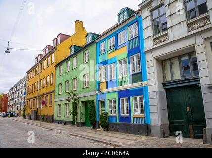 Bunt bemaltes Wohnhaus in der Altstadt, Christianshavn, Kopenhagen, Dänemark Stockfoto