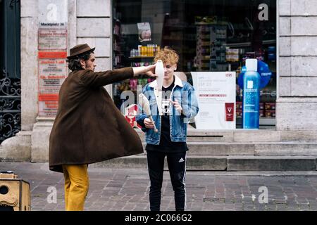 Lustige Performance des großen italienischen Künstlers Claudio Mutazzi beim STRAMU, einem der größten Street Art und Music Festival in Europa. Stockfoto