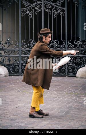 Lustige Performance des großen italienischen Künstlers Claudio Mutazzi beim STRAMU, einem der größten Street Art und Music Festival in Europa. Stockfoto