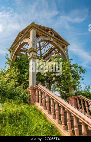 Eine Rose bedeckte Laube und Steintreppe, die zum Elizabethan Garten am Kenilworth Castle, England führt Stockfoto