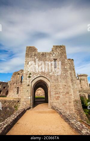 Der gewölbte Eingang des South Gate führt zum Fountain Court in Raglan Castle, Wales Stockfoto