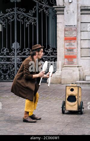 Lustige Performance des großen italienischen Künstlers Claudio Mutazzi beim STRAMU, einem der größten Street Art und Music Festival in Europa. Stockfoto