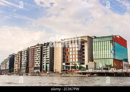 AMSTERDAM, HOLLAND – AUG. 31, 2019: Schöne Aussicht auf moderne Gebäude im Zentrum der Stadt Amsterdam. Stockfoto