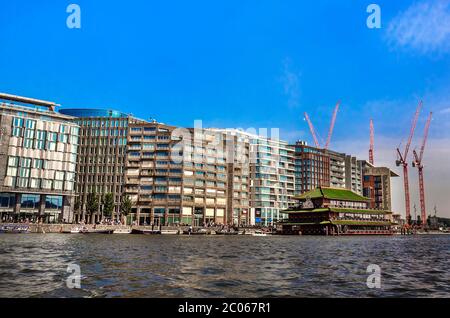 AMSTERDAM, HOLLAND – AUG. 31, 2019: Schöne Aussicht auf moderne Gebäude im Zentrum der Stadt Amsterdam. Stockfoto