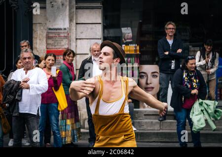 Lustige Performance des großen italienischen Künstlers Claudio Mutazzi beim STRAMU, einem der größten Street Art und Music Festival in Europa. Stockfoto