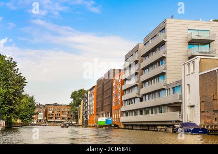 AMSTERDAM, HOLLAND – AUG. 31, 2019: Schöne Aussicht auf moderne Gebäude im Zentrum der Stadt Amsterdam. Stockfoto