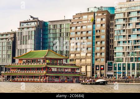 AMSTERDAM, HOLLAND – AUG. 31, 2019: Schöne Aussicht auf moderne Gebäude im Zentrum der Stadt Amsterdam. Stockfoto