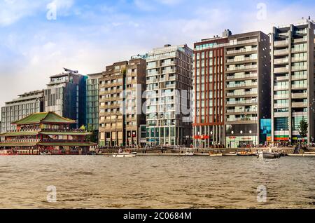 AMSTERDAM, HOLLAND – AUG. 31, 2019: Schöne Aussicht auf moderne Gebäude im Zentrum der Stadt Amsterdam. Stockfoto