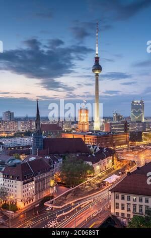 Berliner Fernsehturm am Alexanderplatz mit Nikolaiviertel bei Sonnenuntergang, Berlin, Deutschland Stockfoto