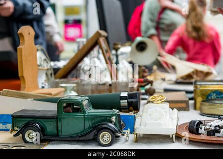 Viele verschiedene Artikel, die auf Outdoor-Flucht Markt verkauft. Stockfoto