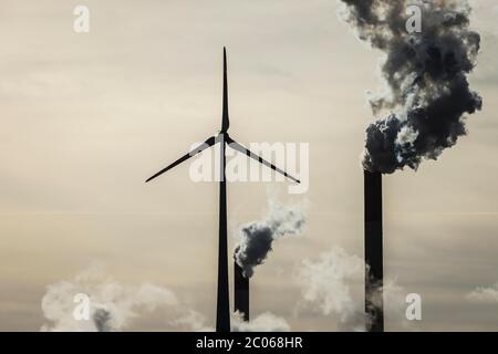 Windturbine und Rauchschornsteine im Kohlekraftwerk Scholven, Gelsenkirchen, Ruhrgebiet, Nordrhein-Westfalen, Deutschland Stockfoto