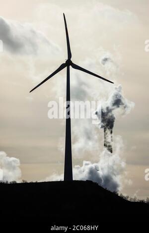 Windturbine und Rauchschornstein im Kohlekraftwerk Scholven, Gelsenkirchen, Ruhrgebiet, Nordrhein-Westfalen, Deutschland Stockfoto