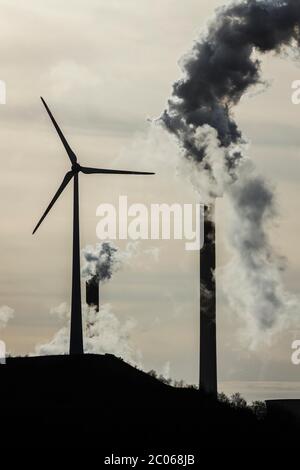 Windturbine und Rauchschornsteine im Kohlekraftwerk Scholven, Gelsenkirchen, Ruhrgebiet, Nordrhein-Westfalen, Deutschland Stockfoto