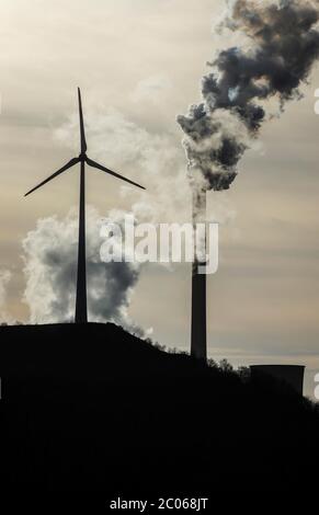 Windturbine und Rauchschornsteine im Kohlekraftwerk Scholven, Gelsenkirchen, Ruhrgebiet, Nordrhein-Westfalen, Deutschland Stockfoto