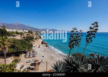 Playa de Calahonda am Balcon de Europa im Ferienort Nerja, Provinz Malaga, Costa del Sol, Andalusien, Spanien Stockfoto