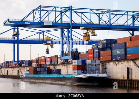 Hafenkran lädt Container auf Binnenschiff, Duisport Logport Container Terminal, Duisburger Hafen am Rhein, Duisburg, Ruhrgebiet Stockfoto