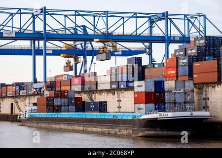 Hafenkran lädt Container auf Binnenschiff, Duisport Logport Container Terminal, Duisburger Hafen am Rhein, Duisburg, Ruhrgebiet Stockfoto