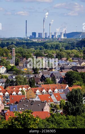 Wohnhäuser mit Solardächern, Solarsiedlung in Bottrop, InnovationCity Ruhr, im Hintergrund das Kohlekraftwerk Uniper Gelsenkirchen Stockfoto