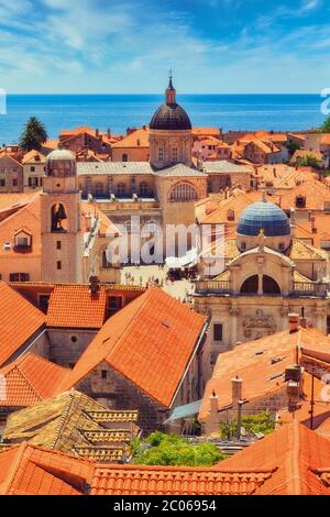 Dubrovnik, Gespanschaft Dubrovnik-Neretva, Kroatien. Blick von der Stadtmauer auf die Kirche St. Blasius, oder Blasius (rechts), die Kathedrale der Himmelfahrt (centr Stockfoto