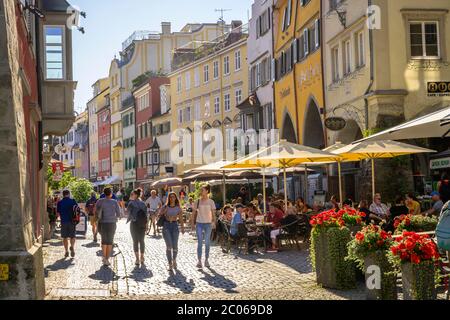 Lebendige Innenstadt, Altstadt bei sonnigem Wetter, Lindau Insel, Lindau am Bodensee, Schwaben, Deutschland, Europa Stockfoto