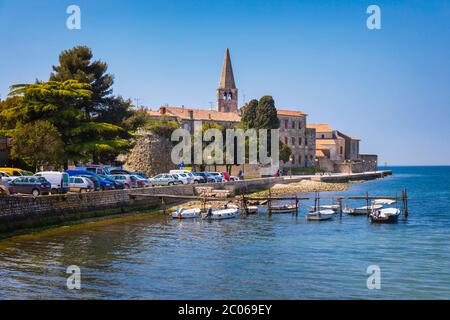 Porec, Gespanschaft Istrien, Kroatien. Die Altstadt und der Turm der Euphrasius-Basilika, die zum UNESCO-Weltkulturerbe gehört. Stockfoto