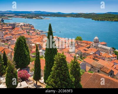 Sibenik, Sibenik-Knin Gespanschaft, Dalmatien, Kroatien. Gesamtaussicht auf die Stadt. Kathedrale des heiligen Jakobus (Kroatisch: Katedrala sv. Jakova) auf der rechten Seite. Stockfoto