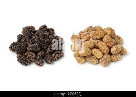 Haufen von getrockneten schwarzen und weißen Maulbeeren isoliert auf weißem Hintergrund Stockfoto