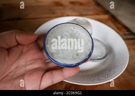 Custard, thailändisches Dessert oder Kokosmilch Pudding in kleinen Porzellan Schale Stockfoto