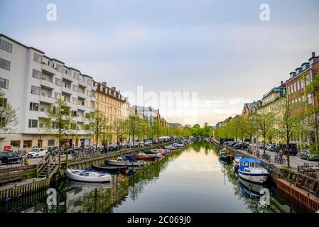 Häuser auf einem Kanal mit Booten, Christianshavn, Kopenhagen, Dänemark Stockfoto