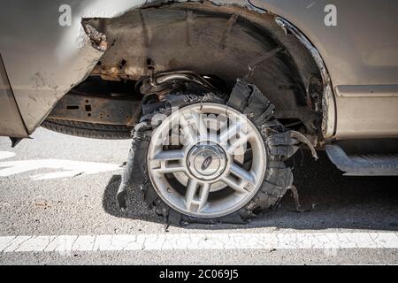 Auto mit zerstörten Reifen, Autounfall, Manhattan, New York City, New York, USA Stockfoto